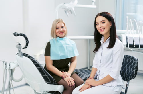 Friendly dentist at a Barrie dental clinic accepting patients under the Canadian Dental Care Plan (CDCP)