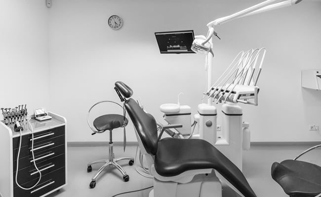 Modern dental clinic in Barrie featuring advanced dental technology and contemporary treatment equipment